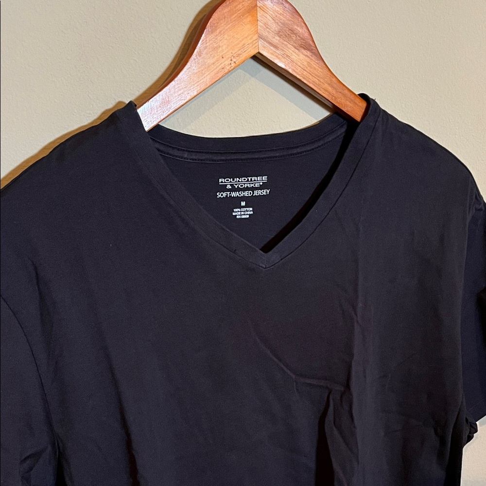 Roundtree & Yorke Classic Black V-Neck Tee
